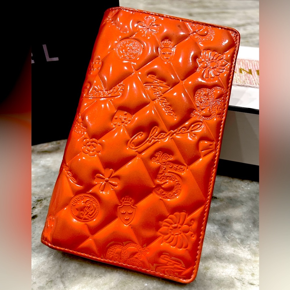 Chanel Authentic Lucky Symbols Yen Bifold Tangerine Vernis Embossed Leather